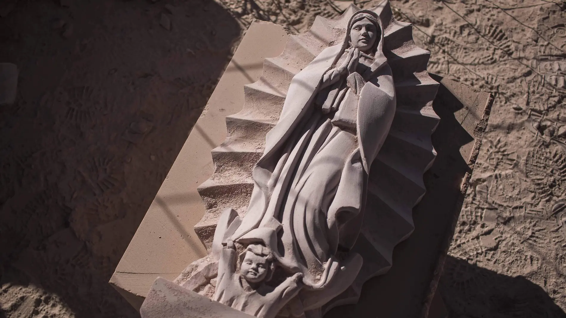 Repunta la venta de la imagen de la Virgen de Guadalupe tallada en cantera.  Foto Archivo  El Sol de San Juan del Río.